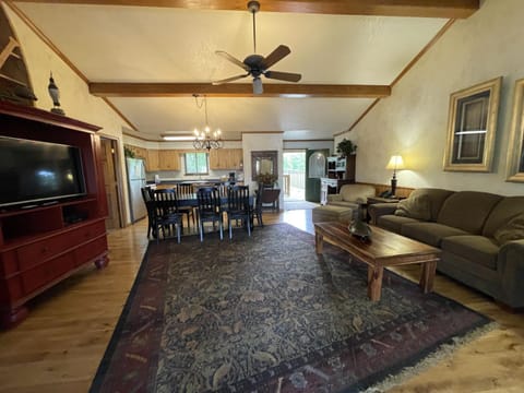 C17, Three bedroom, three bath log-sided, luxury Harbor North cottage with hot tub cottage House in Lake Ouachita