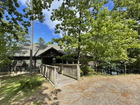 C17, Three bedroom, three bath log-sided, luxury Harbor North cottage with hot tub cottage House in Lake Ouachita