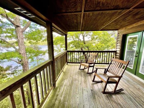C17, Three bedroom, three bath log-sided, luxury Harbor North cottage with hot tub cottage House in Lake Ouachita