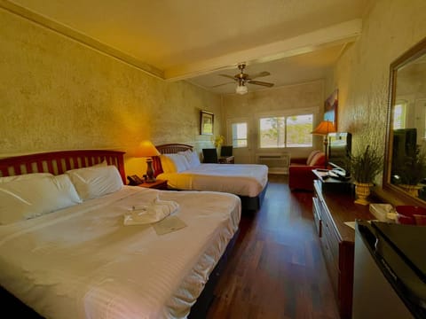 Mountain Harbor Queen Guest Room on Lake Ouachita Hotel in Lake Ouachita