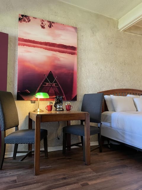 Mountain Harbor Queen Guest Room on Lake Ouachita Hotel in Lake Ouachita