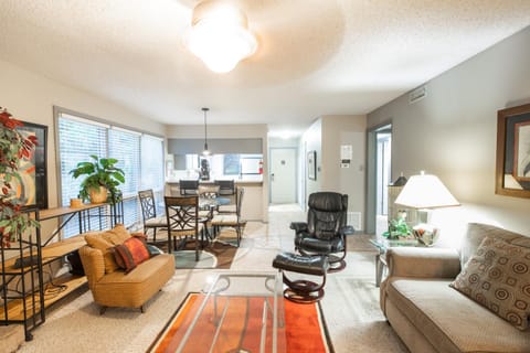 22BNC, Two bedroom, two bath log-sided condo with forest view condo Apartment in Lake Ouachita