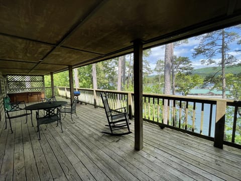 C8, Two bedroom, two bath log-sided, lake view luxury cottage with hot tub cottage House in Lake Ouachita