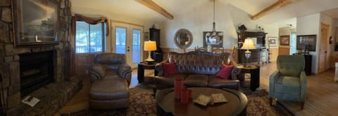 C23, Two bedroom, two bath log-sided, luxury Harbor North cottage with hot tub cottage House in Lake Ouachita