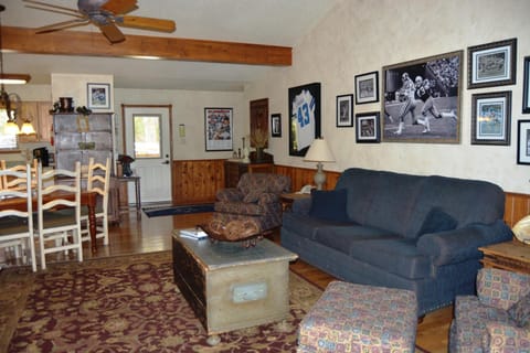 C14, Two bedroom, two bath, log-sided, luxury Harbor North cottage overlooking the lake, cottage House in Lake Ouachita