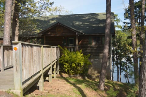 C14, Two bedroom, two bath, log-sided, luxury Harbor North cottage overlooking the lake, cottage House in Lake Ouachita