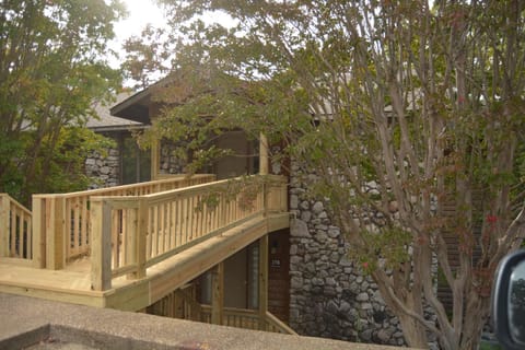 37DPD, Two bedroom, two bath log-sided condo with forest view condo Apartment in Lake Ouachita