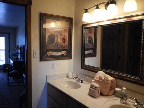 C24, Three bedroom, three bath log-sided, luxury Harbor North cottage with hot tub cottage House in Lake Ouachita