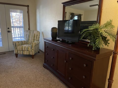 C24, Three bedroom, three bath log-sided, luxury Harbor North cottage with hot tub cottage House in Lake Ouachita