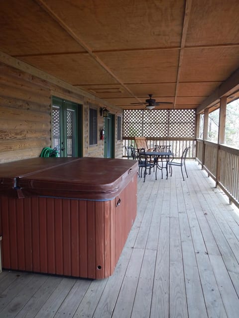 C20, Three bedroom, three bath log-sided, luxury Harbor North cottage with hot tub cottage House in Lake Ouachita
