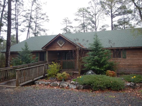 C20, Three bedroom, three bath log-sided, luxury Harbor North cottage with hot tub cottage House in Lake Ouachita