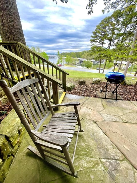 SU15, Spacious studio with full kitchen, dining table and rock patio overlooking the lake! Hotel Room Hotel in Lake Ouachita