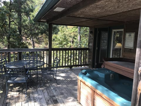 C11, Two bedroom, two bath log-sided, luxury Harbor North cottage with hot tub cottage House in Lake Ouachita