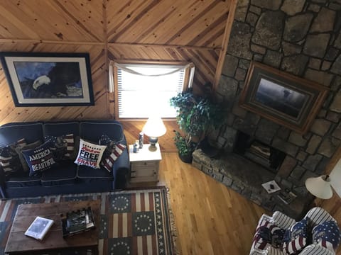 C11, Two bedroom, two bath log-sided, luxury Harbor North cottage with hot tub cottage House in Lake Ouachita