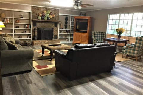 Four-Bedroom House House in Lake Ouachita