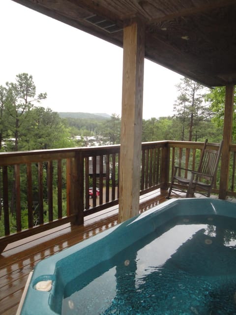 C7, Three bedroom, three bath log-sided, luxury Harbor North cottage with hot tub cottage House in Lake Ouachita