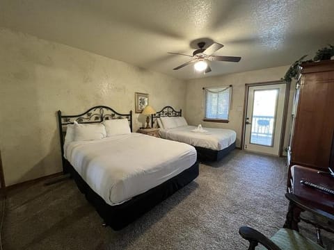 C7, Three bedroom, three bath log-sided, luxury Harbor North cottage with hot tub cottage House in Lake Ouachita