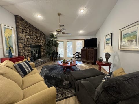 37CPD, Two bedroom, two bath log-sided condo with forest view condo Apartment in Lake Ouachita