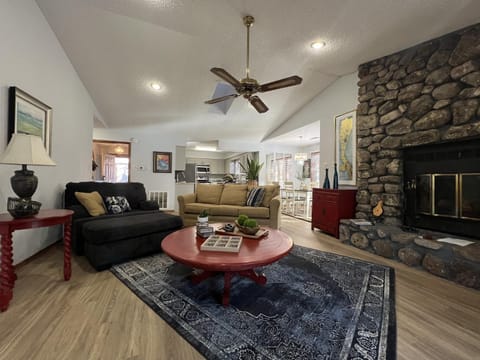 37CPD, Two bedroom, two bath log-sided condo with forest view condo Apartment in Lake Ouachita