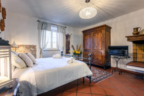 Bed, TV and multimedia, Photo of the whole room, Bedroom, flat iron, towels