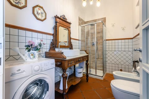 Shower, Toilet, Bathroom, towels, washing machine