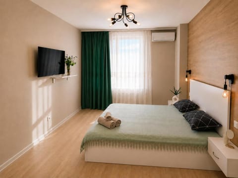 Bed, TV and multimedia, Photo of the whole room, Bedroom, towels, air conditioner