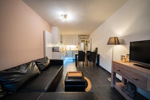 TV and multimedia, Seating area, Evening entertainment, hair dresser