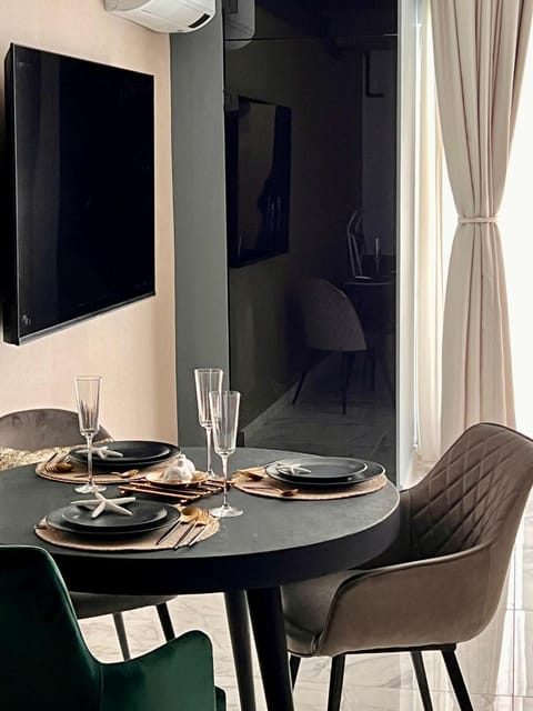 TV and multimedia, Living room, Seating area, Dining area