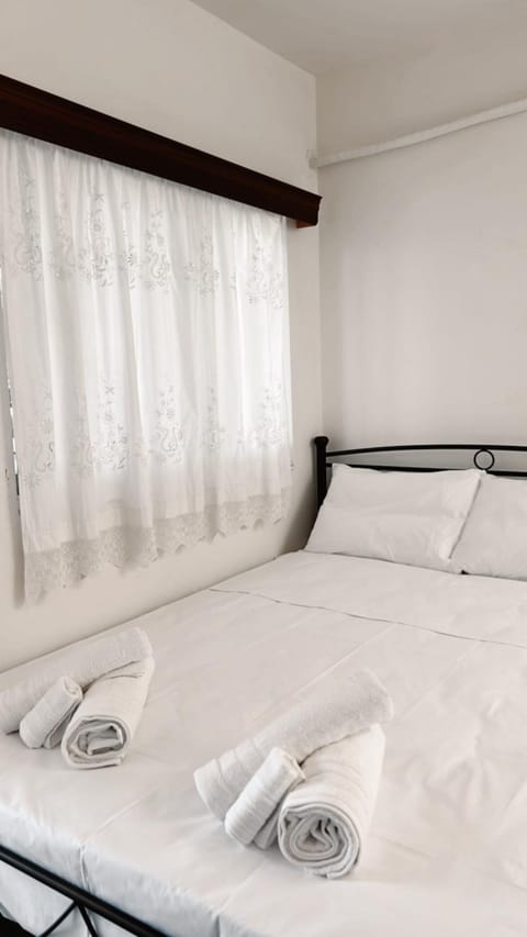 Bed, towels