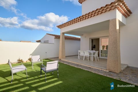 Property building, Patio, Garden, Balcony/Terrace, Living room, Dining area, Garden view, sunbed