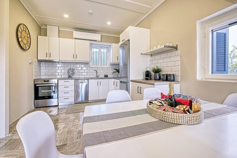 Coffee/tea facilities, Kitchen or kitchenette, Dining area, dishwasher, oven, kitchen