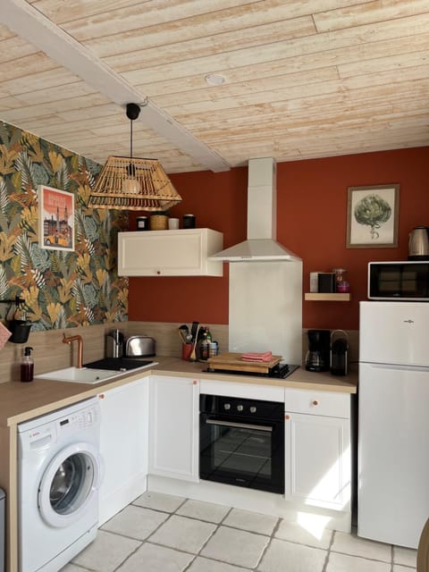 Kitchen or kitchenette, oven, pet friendly, stove, toaster, washing machine