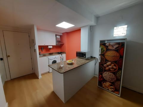 Kitchen or kitchenette, minibar, oven, stove