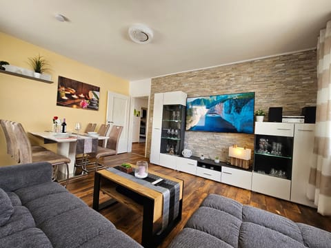 TV and multimedia, Living room, Dining area