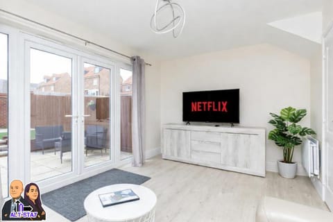 Communal lounge/ TV room, TV and multimedia, Living room, Seating area, Evening entertainment