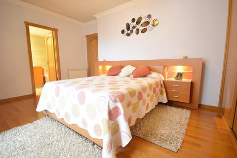 Property building, Bed, Off site, Photo of the whole room, Beach, Bedroom