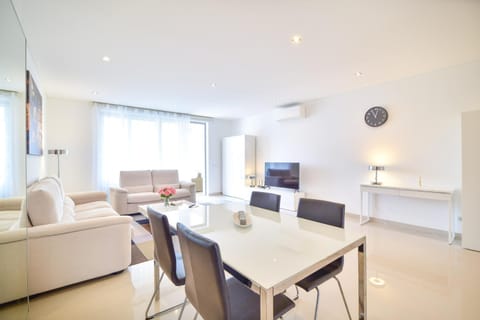 Communal lounge/ TV room, Living room, Seating area, Dining area, air conditioner
