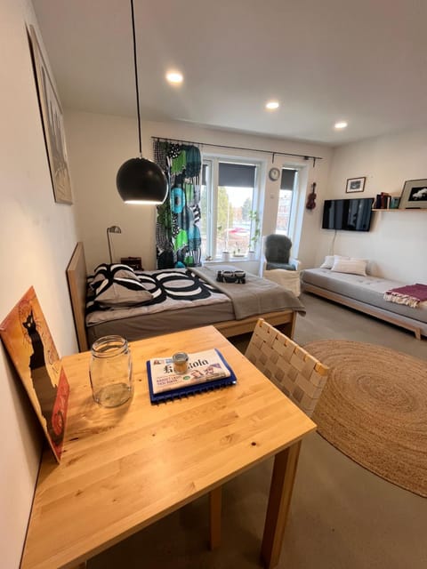 Bed, Dining area, Bedroom