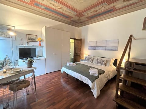 Bed, Bathroom, TV and multimedia, Dining area, wardrobe