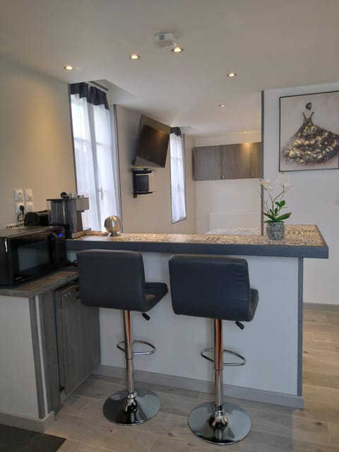 Kitchen or kitchenette, minibar
