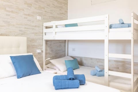 Bed, Photo of the whole room, Bedroom, bunk bed, towels