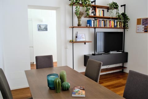 Communal lounge/ TV room, Day, Game Room, Library, TV and multimedia, Living room, Lounge or bar, Seating area, Dining area, Lunch, Time of day, hair dresser