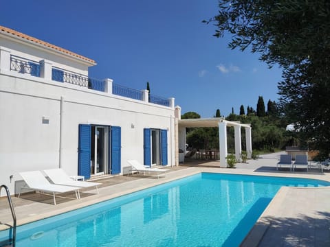 Property building, Patio, Day, Pool view, Swimming pool, sunbed