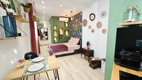 Bed, Photo of the whole room, Dining area