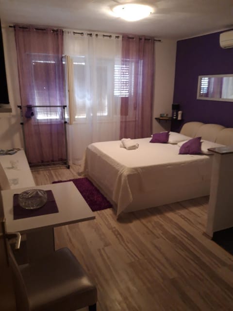 Bed, Bedroom, hair dresser