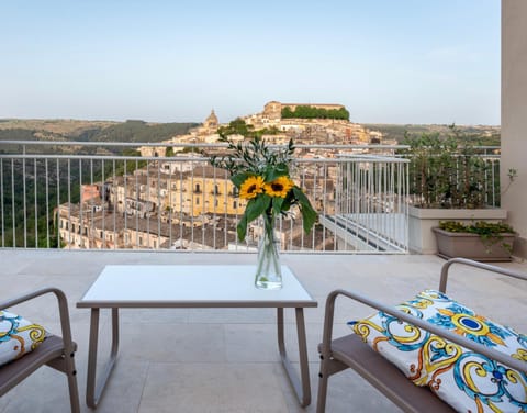 View (from property/room), Balcony/Terrace, City view