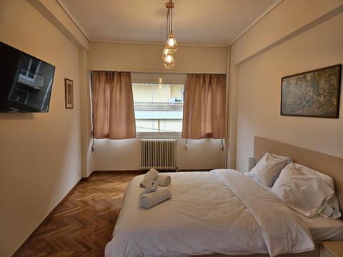 Bed, TV and multimedia, Bedroom, towels