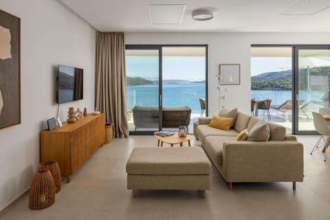 Natural landscape, TV and multimedia, Living room, Seating area, Evening entertainment, Mountain view, Sea view