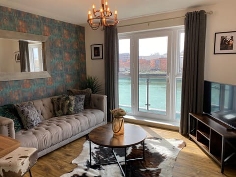 Luxury Riverfront Apartment Apartment in Newport