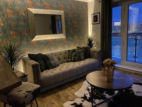 Luxury Riverfront Apartment Apartment in Newport